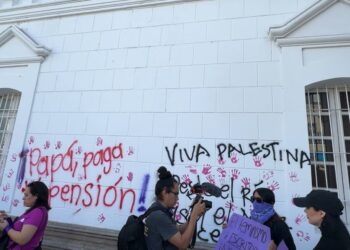 Con pintas y marcha, exigen parar la violencia contra las mujeres en Culiacán