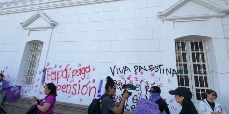 Con pintas y marcha, exigen parar la violencia contra las mujeres en Culiacán