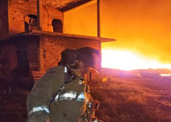 Voraz incendio consume un gran almacén de plástico reciclado