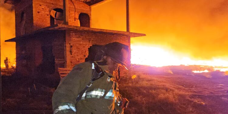Voraz incendio consume un gran almacén de plástico reciclado