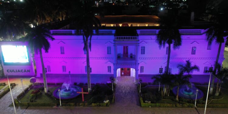 Palacio Municipal se viste de morado en conmemoración por el Día Internacional de la Mujer