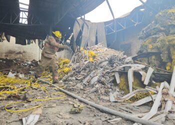 Vuelve a incendiarse almacén de plasticos y cascaras de coco en Costa Rica 