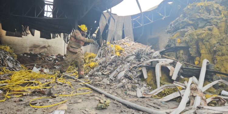 Vuelve a incendiarse almacén de plasticos y cascaras de coco en Costa Rica 
