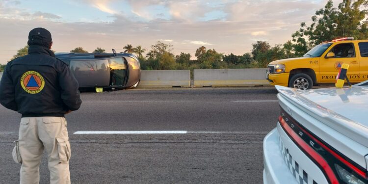 Sólo golpes y heridas leves sufre chófer en choque y volcadura en Navolato