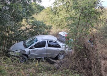 Se vuelca en su automovil, luego cae a un barranco y sólo sufre lesiones leves