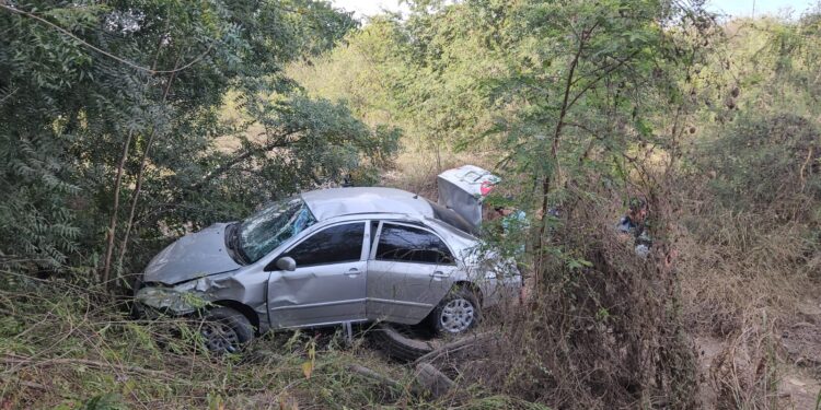 Se vuelca en su automovil, luego cae a un barranco y sólo sufre lesiones leves