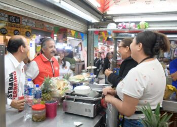 A la voz de “ahí viene el jefe”, reciben a Estrada Ferreiro en el Mercado Garmendia y Mercado de las Flores