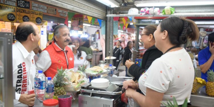 A la voz de “ahí viene el jefe”, reciben a Estrada Ferreiro en el Mercado Garmendia y Mercado de las Flores