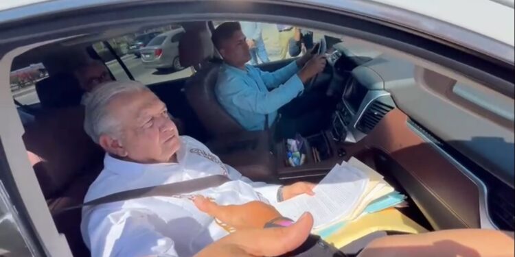 AMLO recibe peticiones de culiacanenses; por veda no responde preguntas a prensa