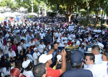 Miles de universitarios toman de manera simbólica el Palacio de Gobierno, repudiando el autoritarismo del Gobernador y agradeciendo al Presidente la mesa de diálogo establecida