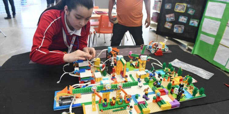 Niñas y niños de Primaria participan en la segunda Olimpiada STEM 2024