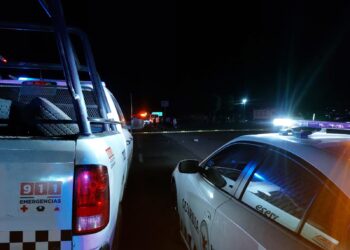 Pareja de motociclistas choca contra autobús dejando un muerto y una mujer grave