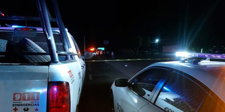 Pareja de motociclistas choca contra autobús dejando un muerto y una mujer grave