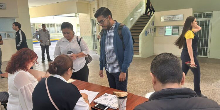 De forma libre, directa y secreta, integrantes del SUNTUAS Académicos acudieron a las urnas para votar por sus representantes al Consejo General de Delegados, Comités Delegacionales y Comisiones Mixtas Locales
