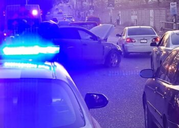 Un niño, una mujer y un adulto mayor resultan lesionados al chocar camioneta y retroexcabadora