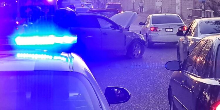 Un niño, una mujer y un adulto mayor resultan lesionados al chocar camioneta y retroexcabadora