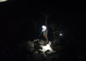 Elementos de Protección Civil Municipal rescatan a 20 senderistas del Cerro de la Leona en Mojolo