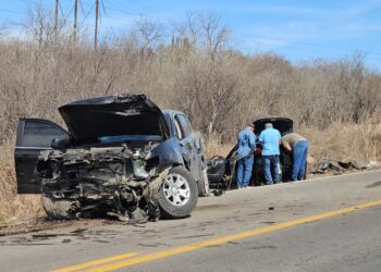 Chocan auto y camioneta; una mujer y un hombre resultaron lesionados