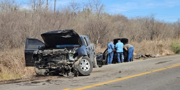 Chocan auto y camioneta; una mujer y un hombre resultaron lesionados