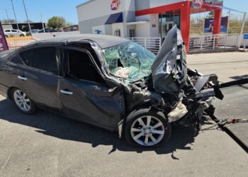 Choca por alcance contra una camioneta y queda prensado en su auto