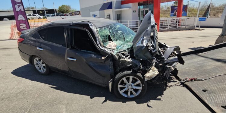 Choca por alcance contra una camioneta y queda prensado en su auto