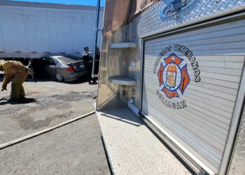 Conductor de automóvil sufre el susto de su vida al chocar contra un trailer