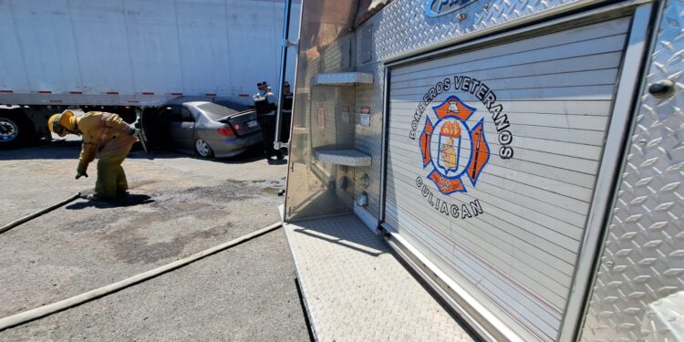 Conductor de automóvil sufre el susto de su vida al chocar contra un trailer