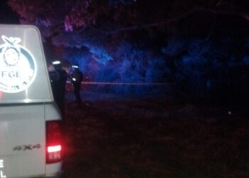 Tiran a un hombre asesinado sobre la Maxipista a la altura de Quilá