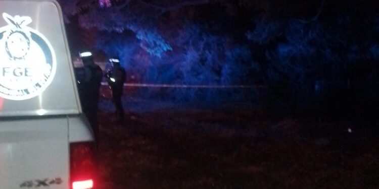 Tiran a un hombre asesinado sobre la Maxipista a la altura de Quilá