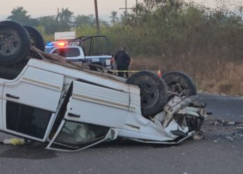 Choque y volcadura en Eldorado dejan un muerto y tres heridos