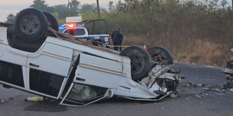 Choque y volcadura en Eldorado dejan un muerto y tres heridos