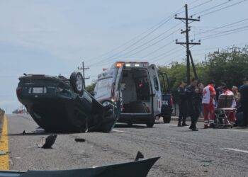 Choque y volcadura deja 4 lesionados y daños materiales