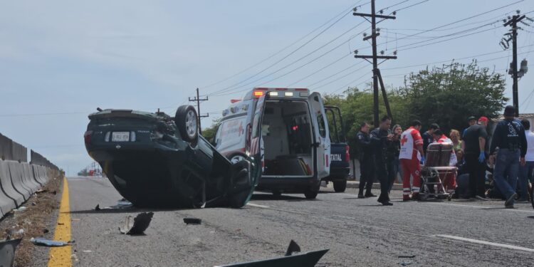Choque y volcadura deja 4 lesionados y daños materiales