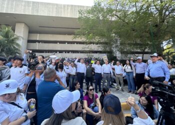 Retiene GN a contingente de la UAS, nos cancelaron camiones, denuncia Madueña durante protesta