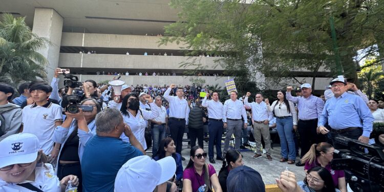 Retiene GN a contingente de la UAS, nos cancelaron camiones, denuncia Madueña durante protesta