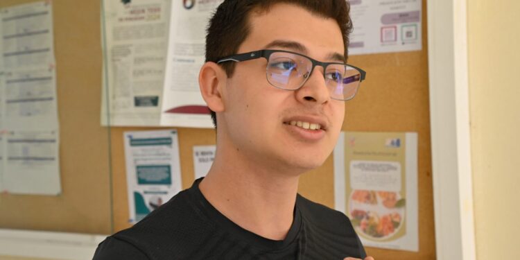 Estudiante de la Facultad de Ciencias Físico Matemáticas de la Nueva Universidad comparte su experiencia de las clases a la investigación