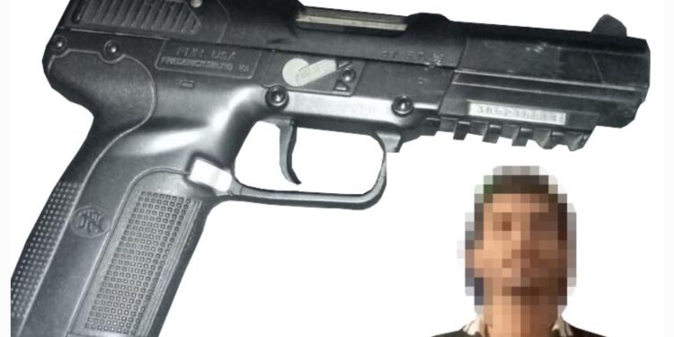 Policías estatales aseguran a un civil en poder de un arma de fuego