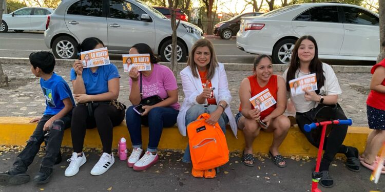 Entre quejas y demandas Sandra Mateos se compromete a trabajar con los tianguistas