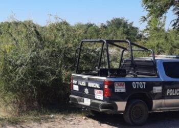 Supuestos policías lo golpean, le disparan en las piernas y lo abandonan en la Isla Musala