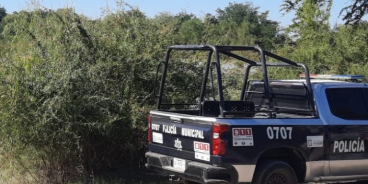 Supuestos policías lo golpean, le disparan en las piernas y lo abandonan en la Isla Musala