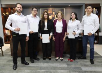 Entrega Fiscal Sara Bruna nombramientos a Peritos