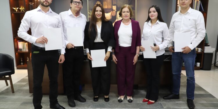 Entrega Fiscal Sara Bruna nombramientos a Peritos