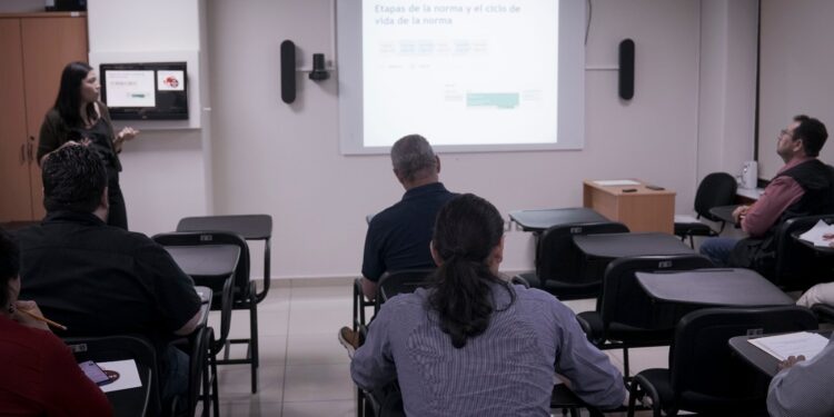 Brinda Congreso del Estado capacitación sobre ISO 15489 a personal de su Archivo General