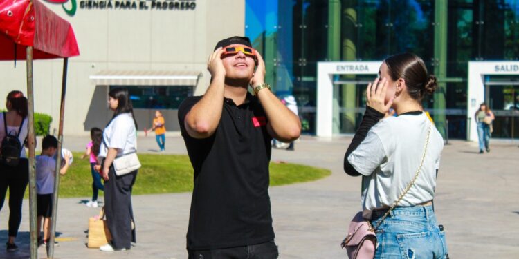 Este viernes inició la entrega de lentes gratuitos para observar el eclipse solar