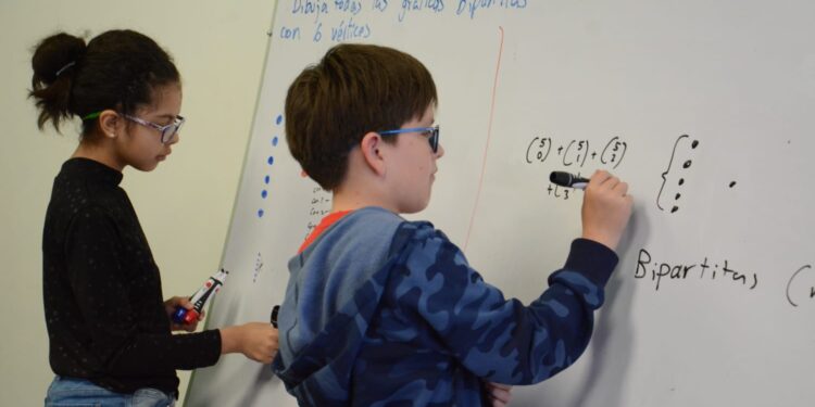 Entrena la Nueva Universidad al preselectivo que representará a México en la Competencia Internacional de Matemáticas 2024, a desarrollarse en India