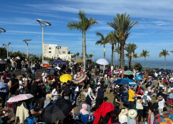 Con gran emoción miles de personas esperan el eclipse en Mazatlán