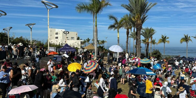 Con gran emoción miles de personas esperan el eclipse en Mazatlán