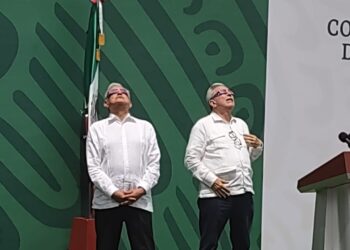 AMLO y Rocha observan el eclipse solar desde Mazatlán