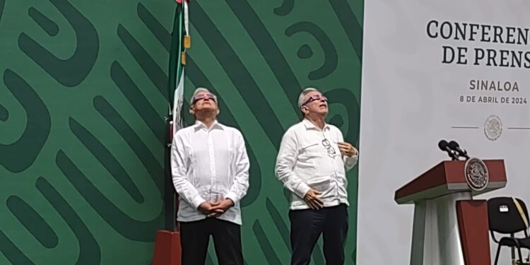 AMLO y Rocha observan el eclipse solar desde Mazatlán