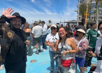 Con el sinaloense y una cerveza bien helada, en Mazatlán celebran el eclipse solar
